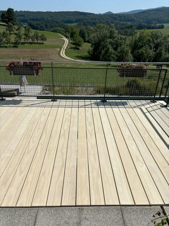 Accoya Holzterrasse mit Berg-Aussicht - Premium-Material für Architekten und GaLaBau