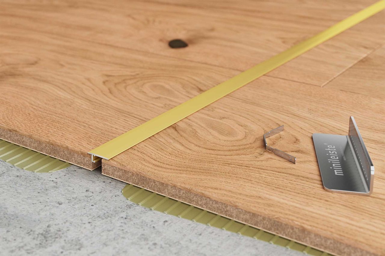 minileiste UL20X5 Gold zwischen zwei Holzböden