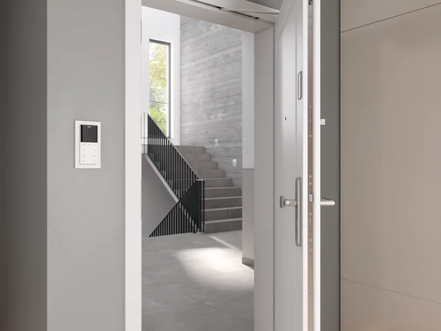 Geöffnete weiße Wohnungsabschlusstür mit Verriegelung in der Türkante, Blick ins Treppenhaus