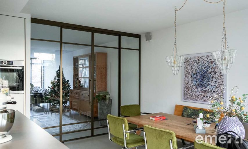 Aluminium-Schiebetür in Bronze-Optik mit klarem Glas