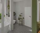 Wandbündige Tür weiß im Bad – Simi-lar Tapetentür-Optik - Maße: 2235 x 1110 mm, Beschlagfarbe: Standard (Bänder vernickelt, Dichtung weiß), DIN: Rechts, Variante: ziehen, Schlüssellochbohrung: ohne Schlüssellochbohrung