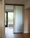 Loft-Schiebetür mit Mattglas vor der Wand im Flur