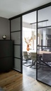 Geöffnete Loft-Schiebetür aus Aluminium mit Sprossen
