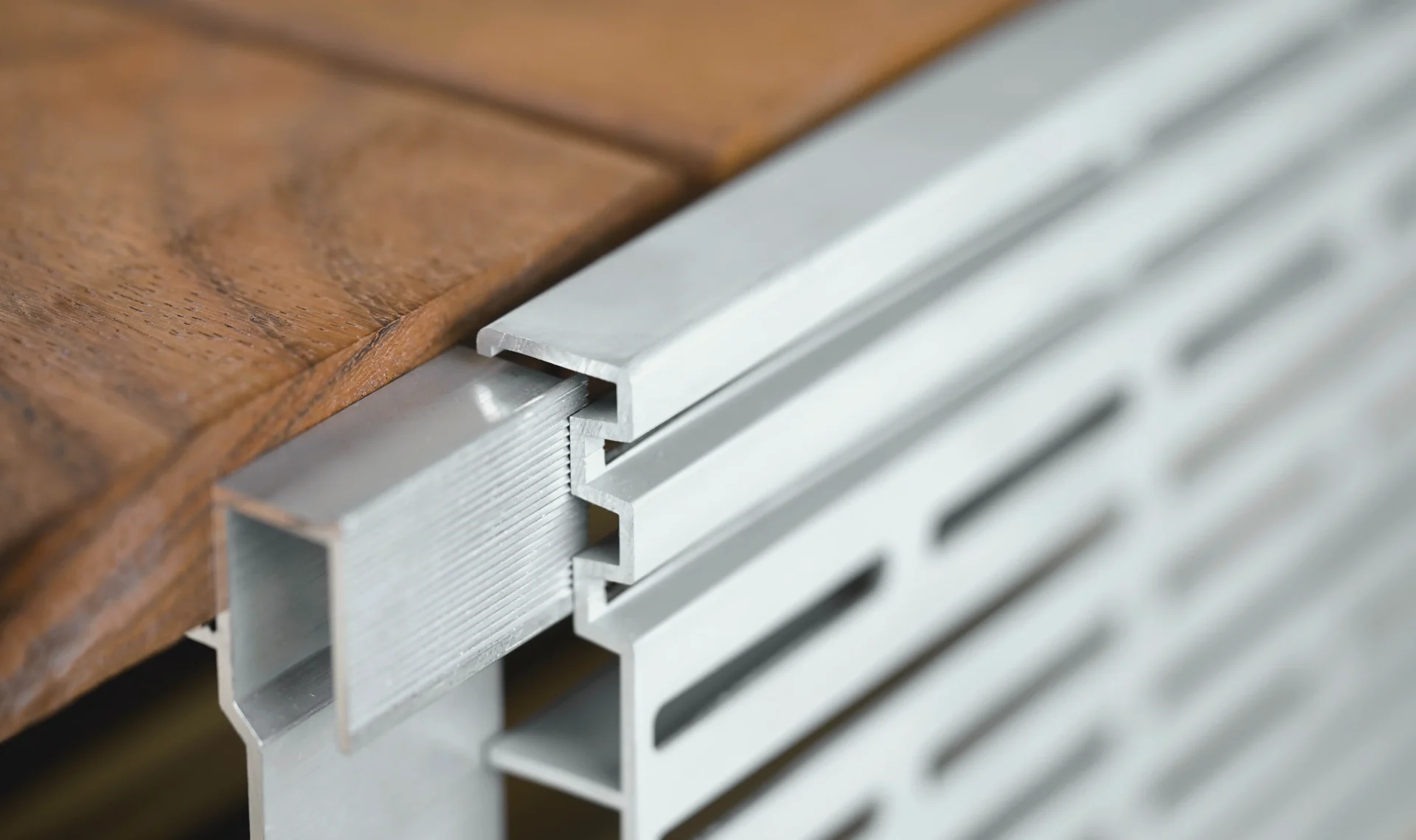[034220000] RELO V Ventilations- und Entwässerungsprofil | 1,2m | Aluminium | Silber / Anthrazit (RELO VA Auflageprofil, Anthrazitgrau RAL 7016)
